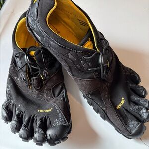 Vibram FiveFingers 14W4202 black/gray running shoes